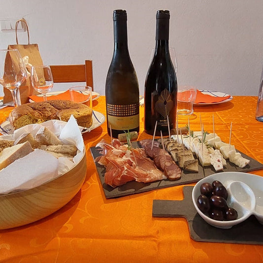 Como criar a tábua perfeita de queijos e enchidos (e escolher o vinho certo)