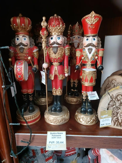 Quebra-nozes de poliresina vermelhos e dourados, modelos sortidos, 35 cm